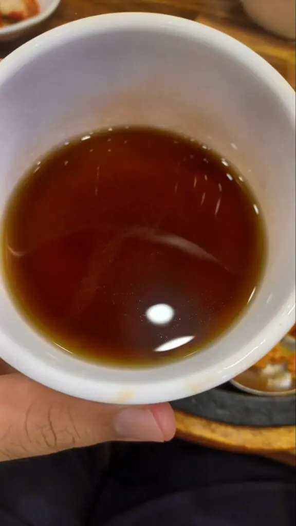 在韓國喝到 黑褐色高湯的樣子