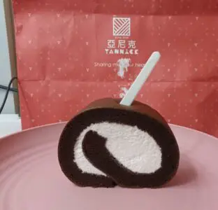 亞尼克 巧克力生乳捲 切片照
