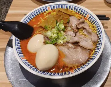 麻辣豚骨拉麵，加醣心蛋， 170 元。