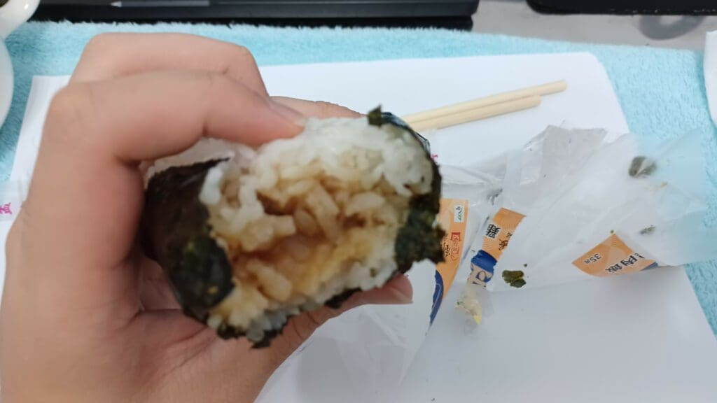 全家 雞肉飯飯糰 內容物圖(又沒有對焦)
