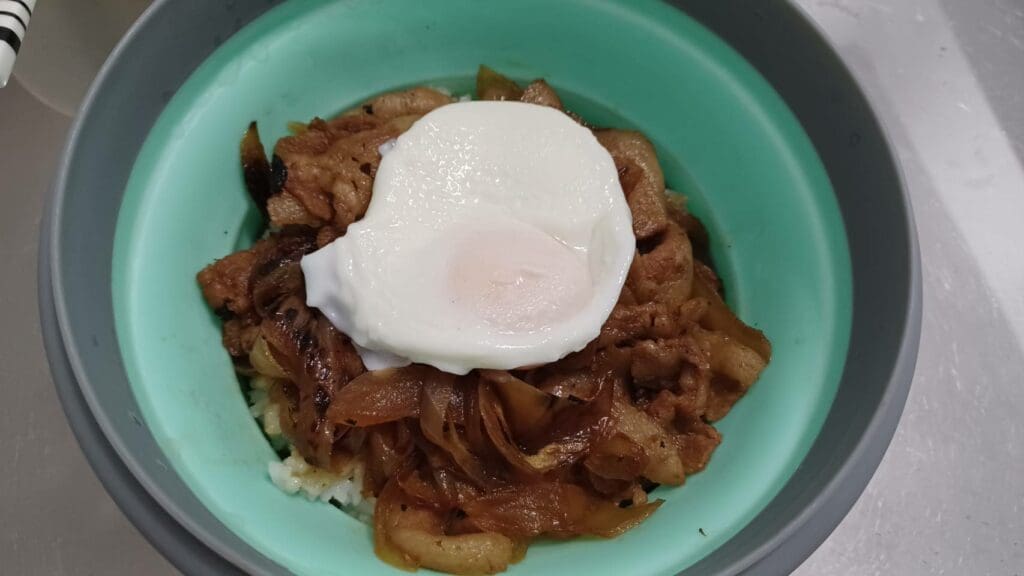 月見燒肉丼 成品2