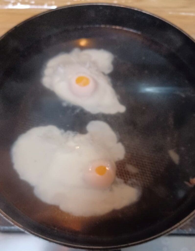 正在泡水的 水波蛋