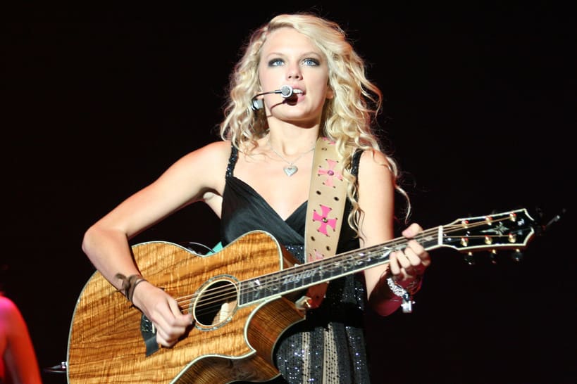 Taylor Swift 2007 年推廣首張專輯時做開場演唱時的照片