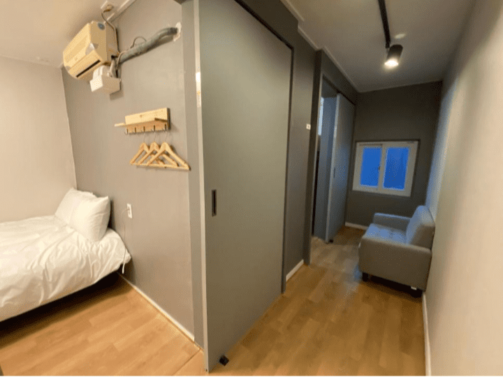 Dante House 旁邊還有小沙發,但是窗外沒甚麼風景,只能看到隔壁阿姨的電視。圖片來自 Booking.com