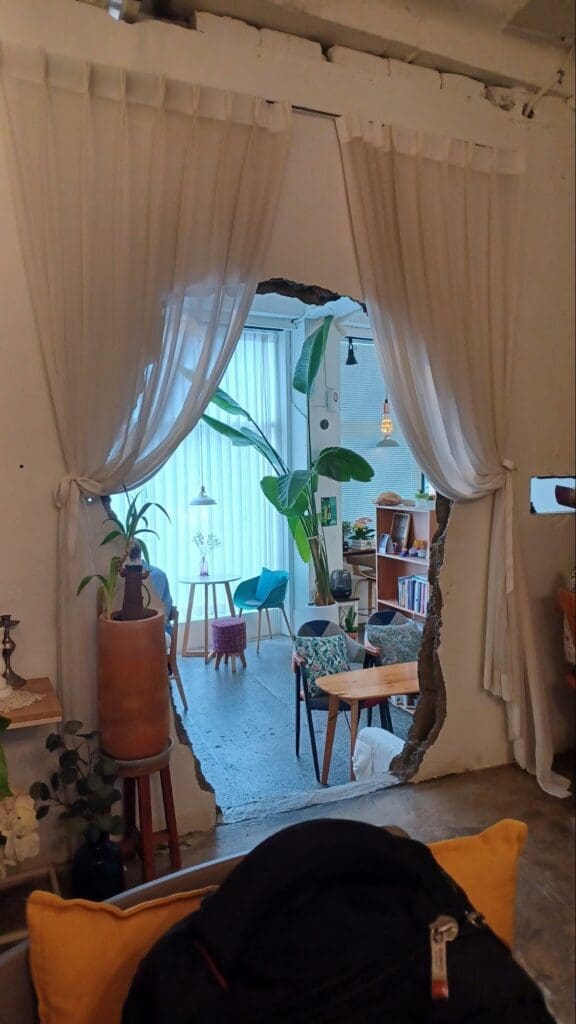 Dante House 連通後面座椅區還有吧檯的大洞